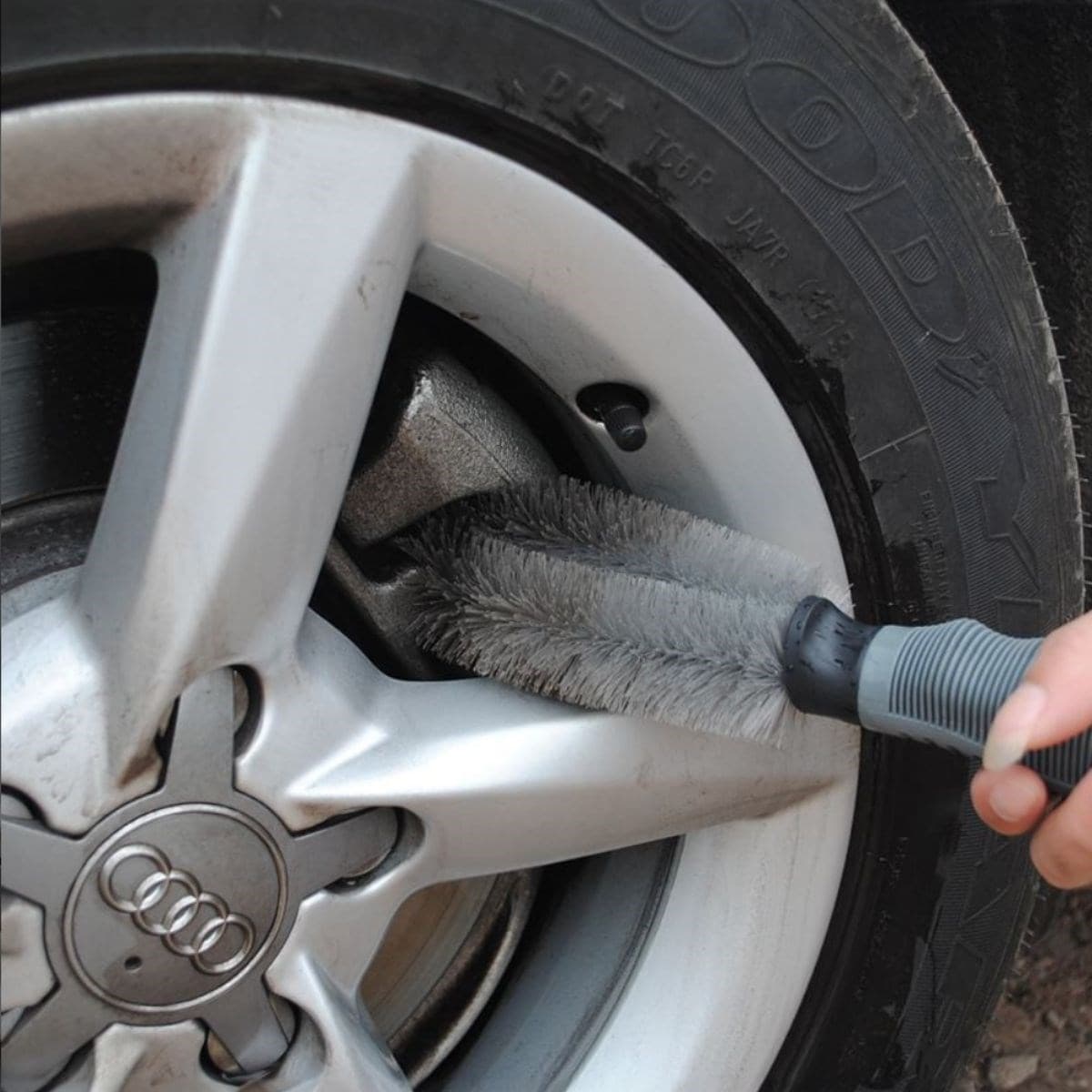 Gri Oto Jant Temizleme Fırçası – Ergonomik Saplı, Lastik ve Jant Detay Temizliği İçin Güçlü Kıllı Fırça - Görsel 3